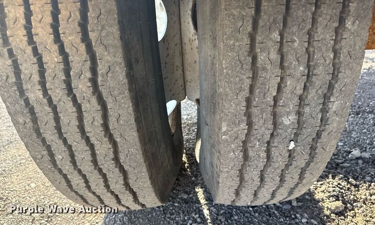 image for item EG6066 1997 Ford F700 scissor lift truck