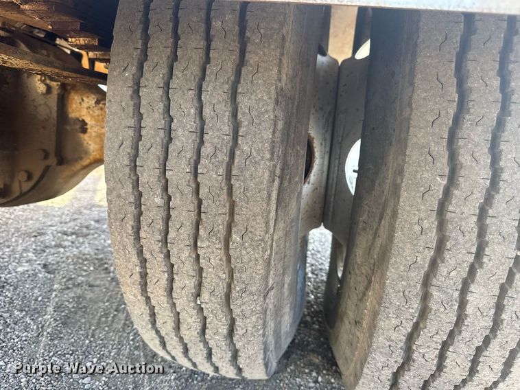 image for item EG6066 1997 Ford F700 scissor lift truck