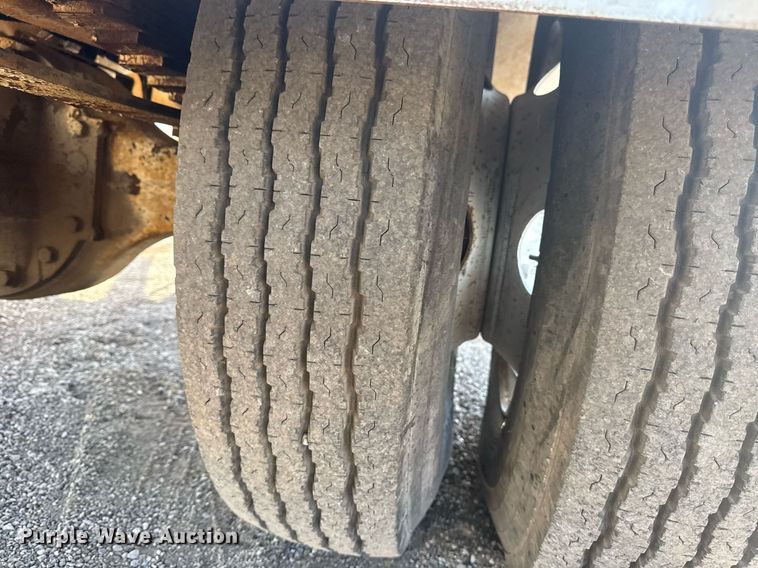 image for item EG6066 1997 Ford F700 scissor lift truck