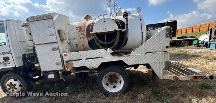 image for item EM6154 2000 Isuzu NQR vacuum truck