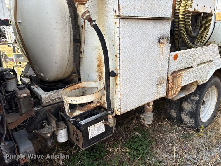 image for item EM6154 2000 Isuzu NQR vacuum truck