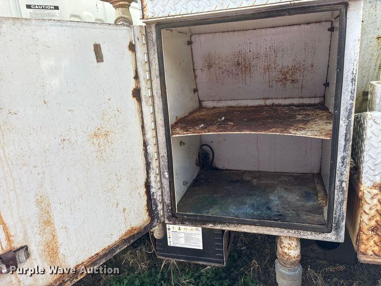 image for item EM6154 2000 Isuzu NQR vacuum truck