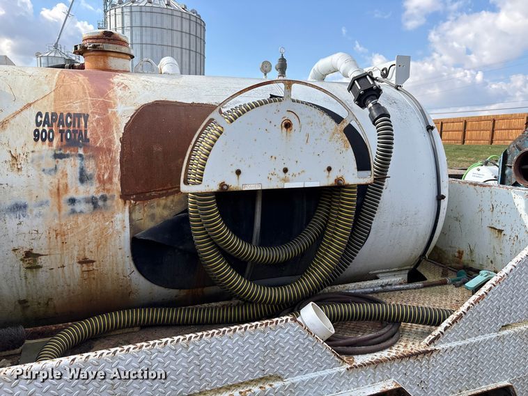 image for item EM6154 2000 Isuzu NQR vacuum truck