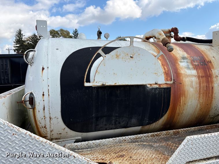 image for item EM6154 2000 Isuzu NQR vacuum truck