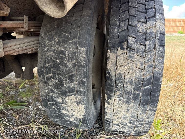 image for item EM6154 2000 Isuzu NQR vacuum truck