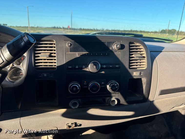 image for item EM8462 2007 Chevrolet Silverado 2500HD pickup truck