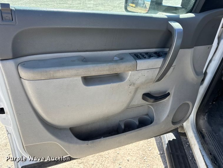 image for item EM8477 2014 Chevrolet Silverado 2500HD Crew Cab utility bed pickup truck