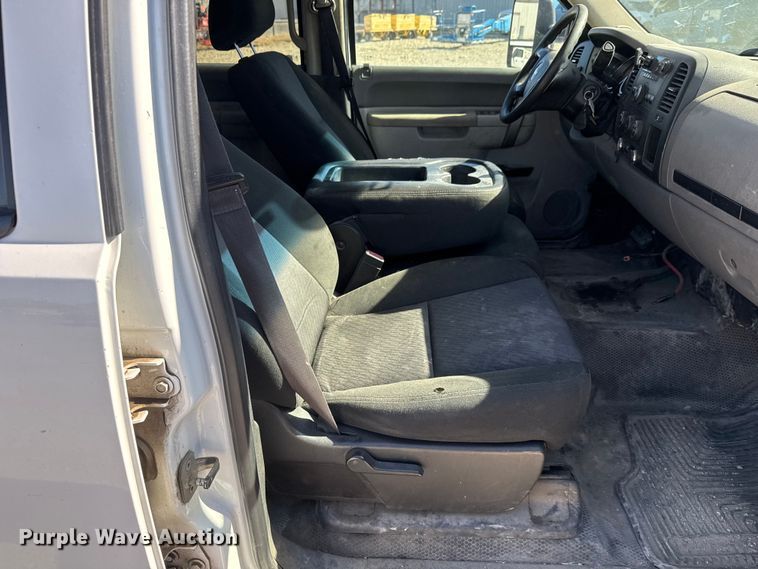 image for item EM8477 2014 Chevrolet Silverado 2500HD Crew Cab utility bed pickup truck