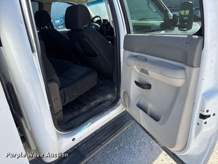 image for item EM8477 2014 Chevrolet Silverado 2500HD Crew Cab utility bed pickup truck