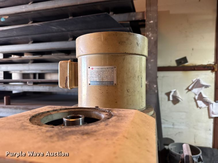 image for item EM8487 2006 CE X6323A milling machine