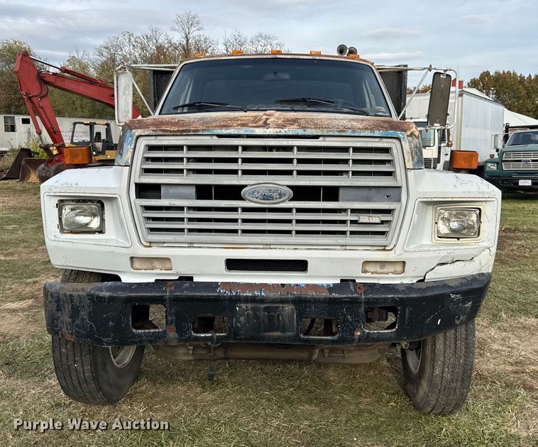 image for item EN0703 1985 Ford F800 rollback truck