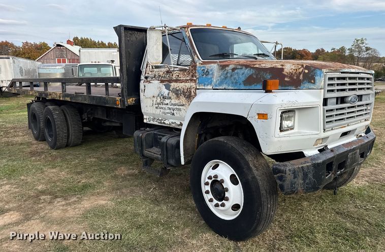 image for item EN0703 1985 Ford F800 rollback truck