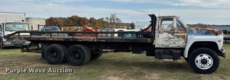 image for item EN0703 1985 Ford F800 rollback truck