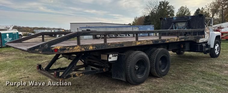 image for item EN0703 1985 Ford F800 rollback truck