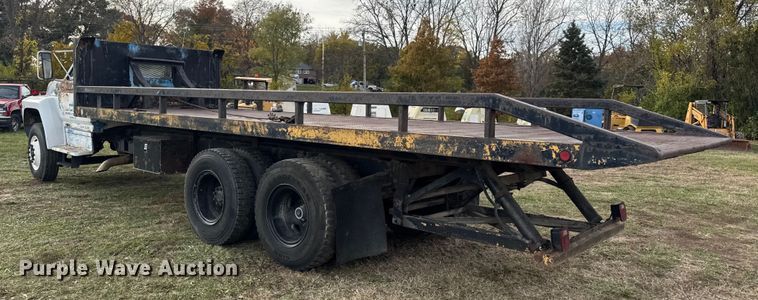 image for item EN0703 1985 Ford F800 rollback truck