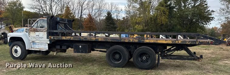 image for item EN0703 1985 Ford F800 rollback truck