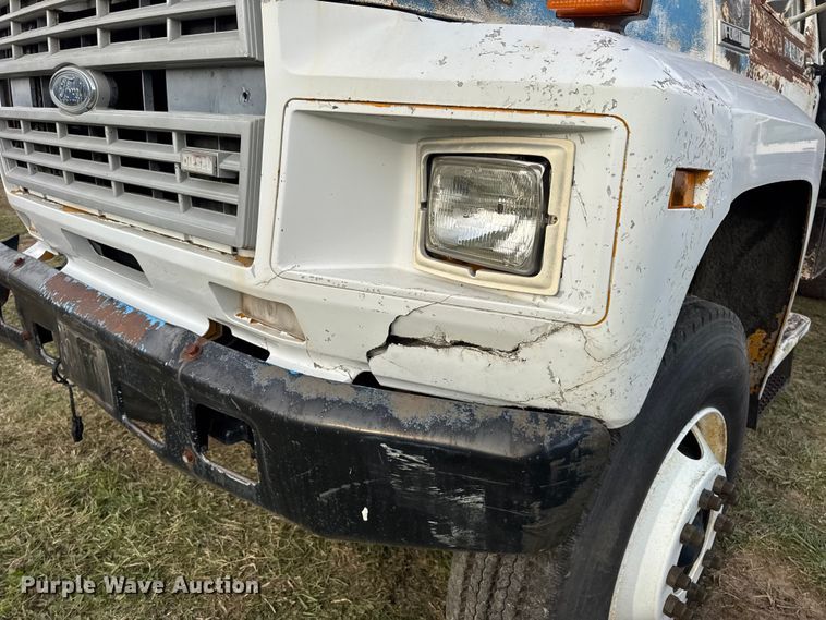 image for item EN0703 1985 Ford F800 rollback truck