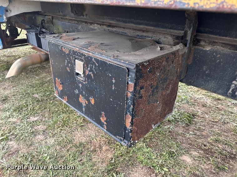 image for item EN0703 1985 Ford F800 rollback truck