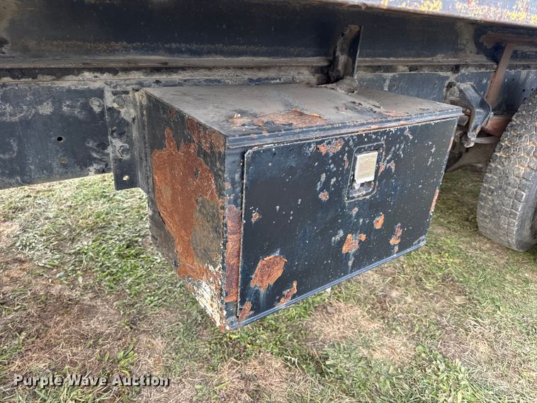 image for item EN0703 1985 Ford F800 rollback truck