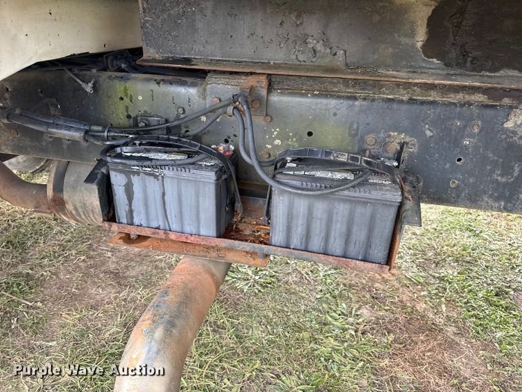 image for item EN0703 1985 Ford F800 rollback truck