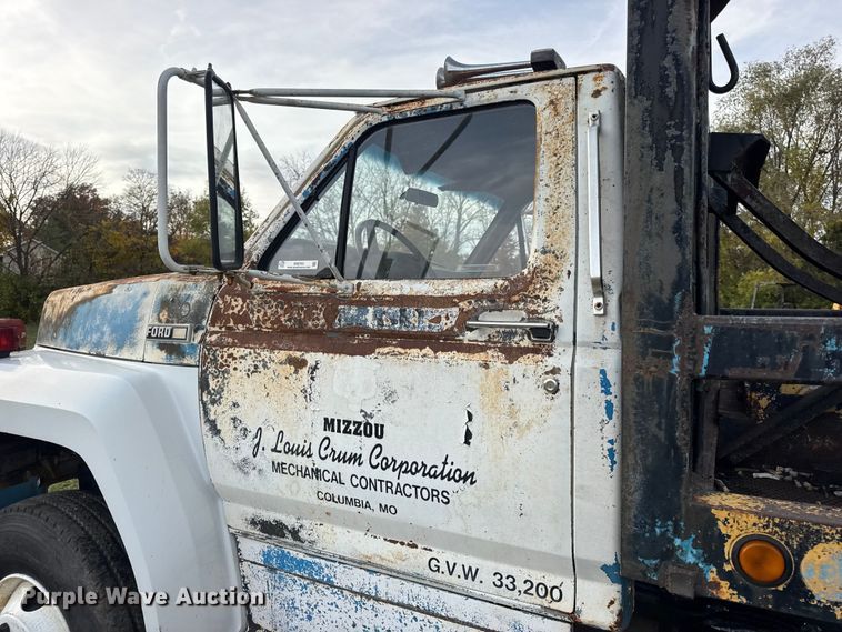 image for item EN0703 1985 Ford F800 rollback truck
