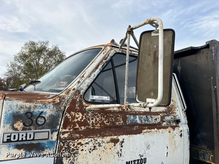 image for item EN0703 1985 Ford F800 rollback truck