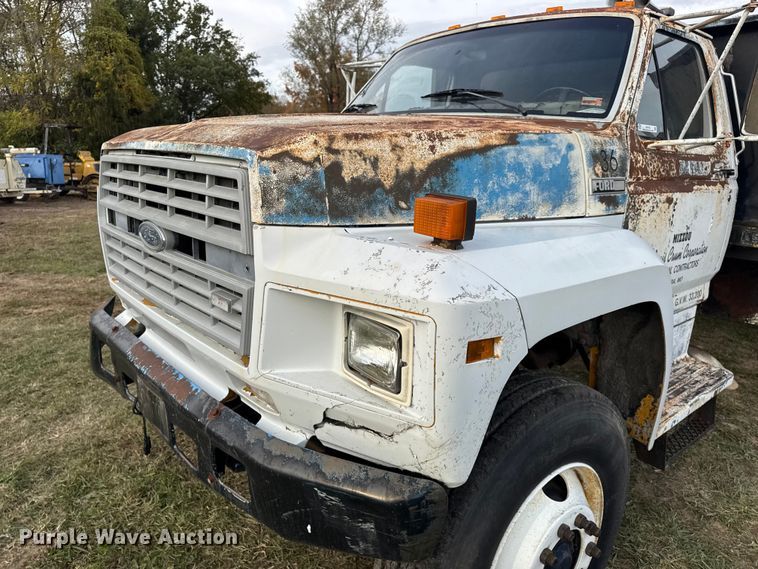 image for item EN0703 1985 Ford F800 rollback truck