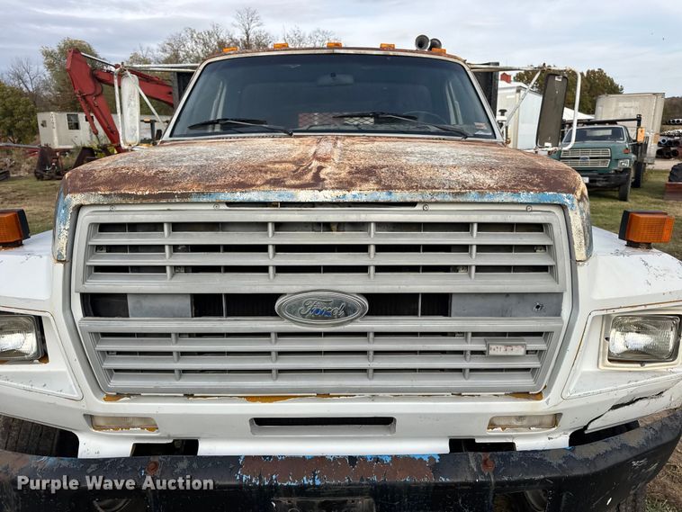 image for item EN0703 1985 Ford F800 rollback truck