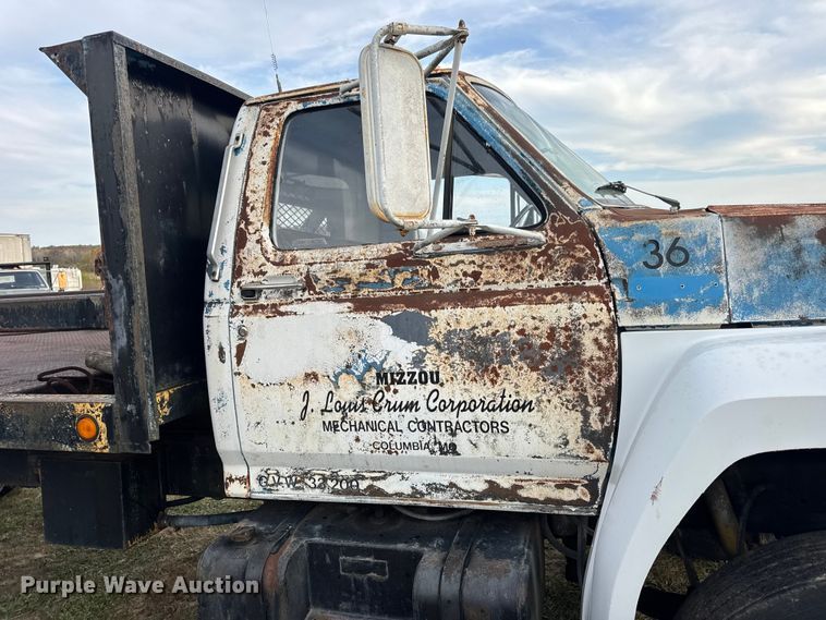 image for item EN0703 1985 Ford F800 rollback truck