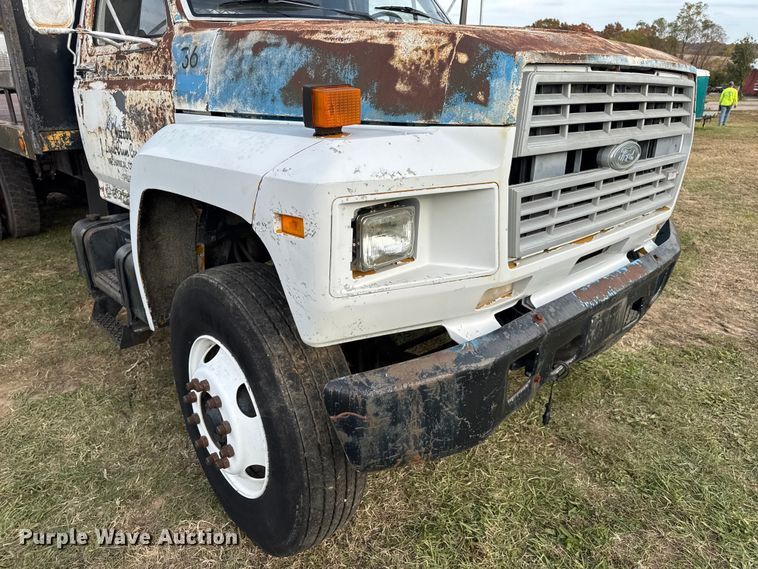 image for item EN0703 1985 Ford F800 rollback truck