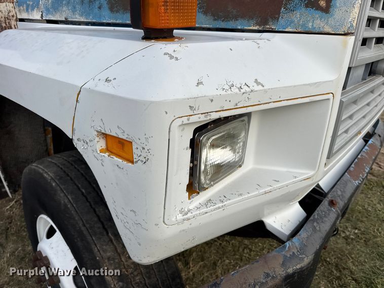 image for item EN0703 1985 Ford F800 rollback truck