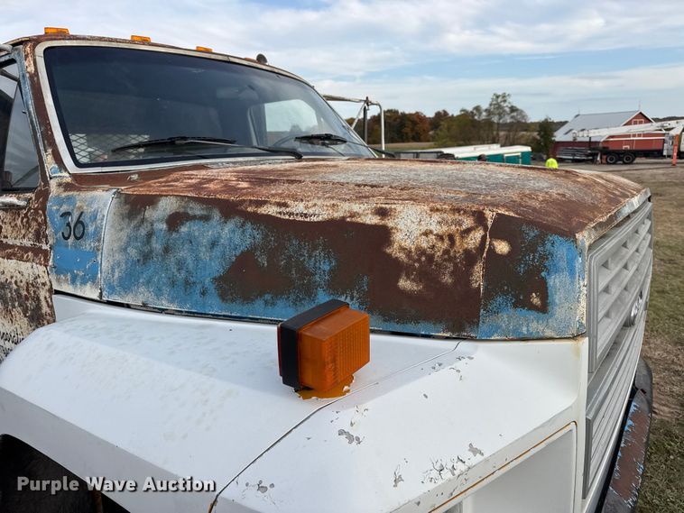 image for item EN0703 1985 Ford F800 rollback truck