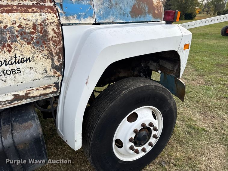 image for item EN0703 1985 Ford F800 rollback truck