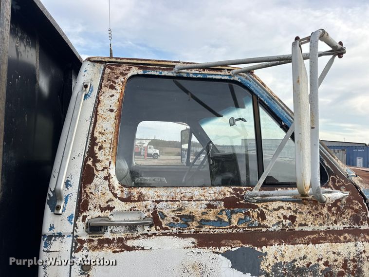 image for item EN0703 1985 Ford F800 rollback truck