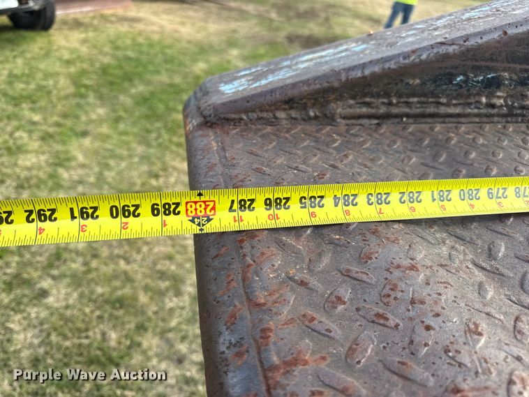 image for item EN0703 1985 Ford F800 rollback truck