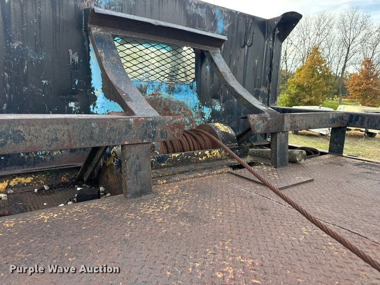 image for item EN0703 1985 Ford F800 rollback truck