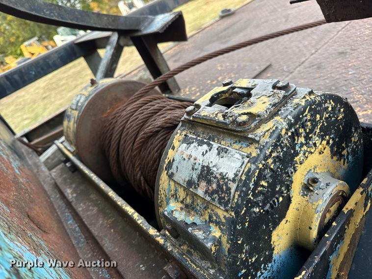 image for item EN0703 1985 Ford F800 rollback truck