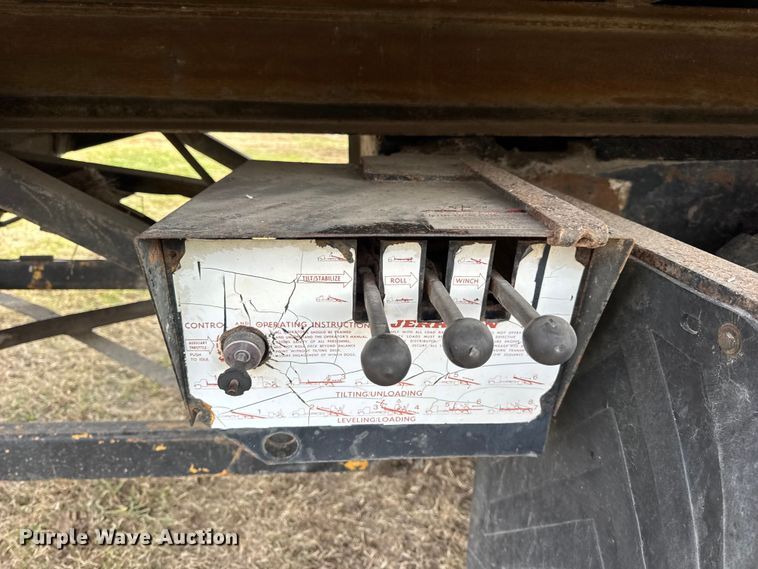 image for item EN0703 1985 Ford F800 rollback truck