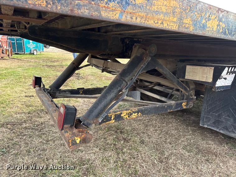 image for item EN0703 1985 Ford F800 rollback truck