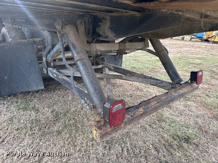 image for item EN0703 1985 Ford F800 rollback truck