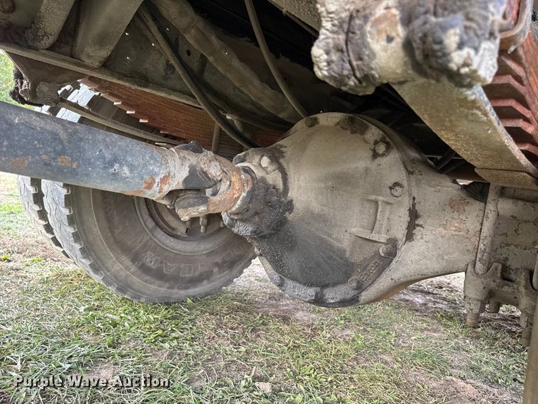 image for item EN0703 1985 Ford F800 rollback truck