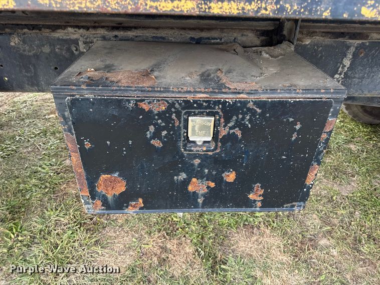 image for item EN0703 1985 Ford F800 rollback truck