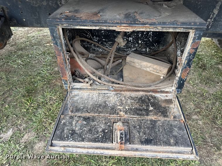 image for item EN0703 1985 Ford F800 rollback truck