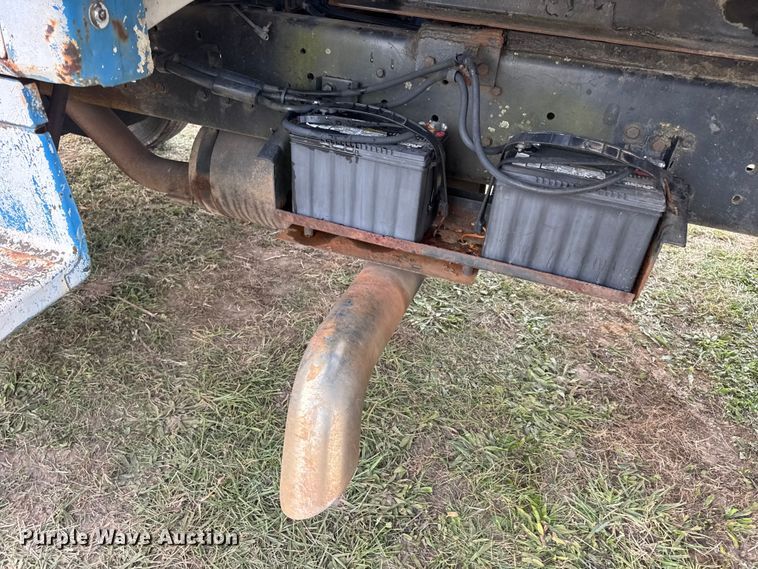 image for item EN0703 1985 Ford F800 rollback truck