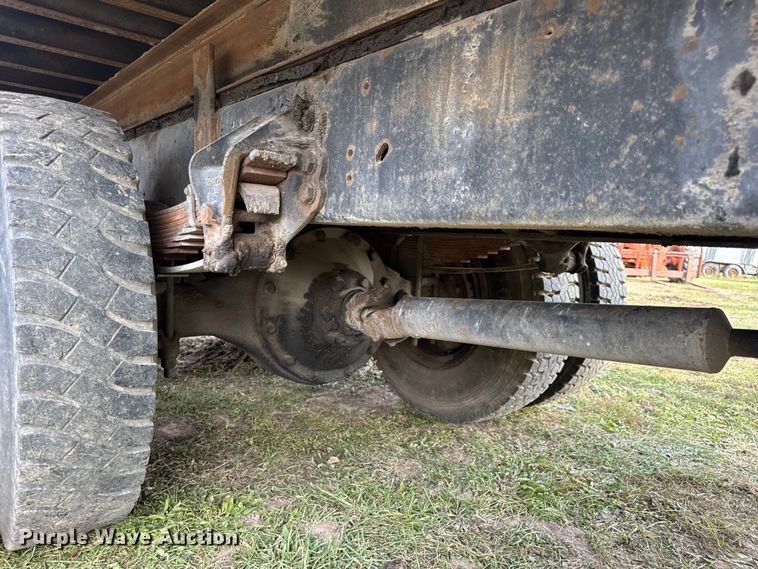 image for item EN0703 1985 Ford F800 rollback truck