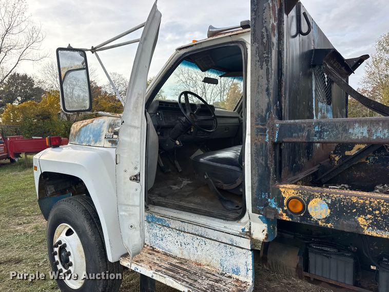 image for item EN0703 1985 Ford F800 rollback truck