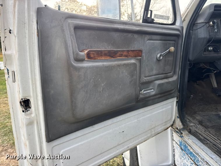 image for item EN0703 1985 Ford F800 rollback truck