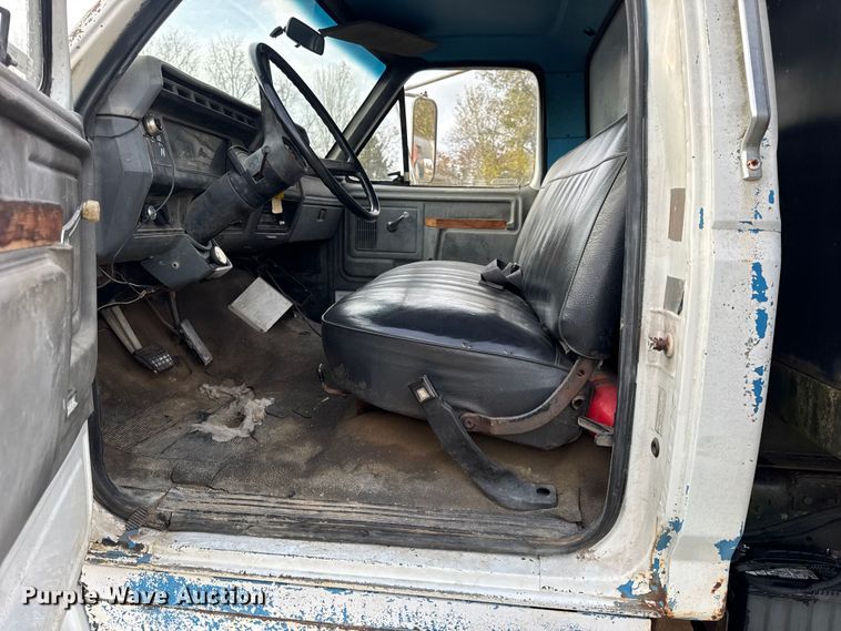 image for item EN0703 1985 Ford F800 rollback truck