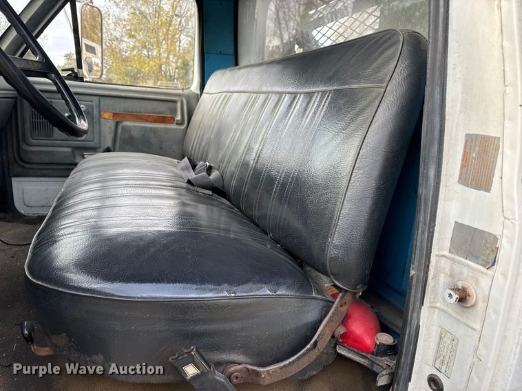 image for item EN0703 1985 Ford F800 rollback truck