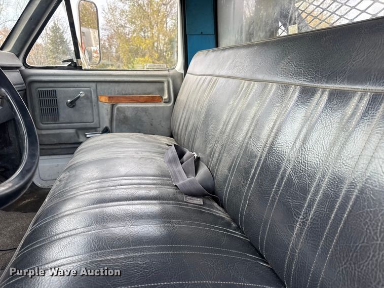 image for item EN0703 1985 Ford F800 rollback truck